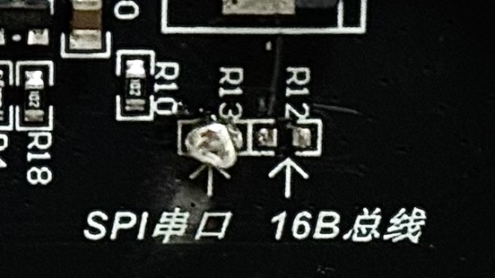 實體板上的電阻跳線位置，焊接的超醜笑死